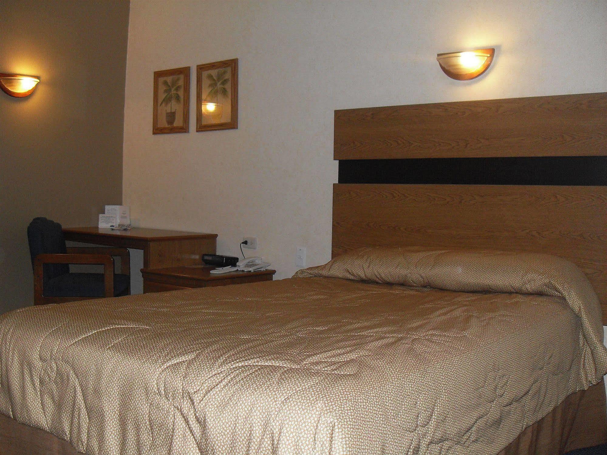 American Inn Hotel & Suites Parral Esterno foto