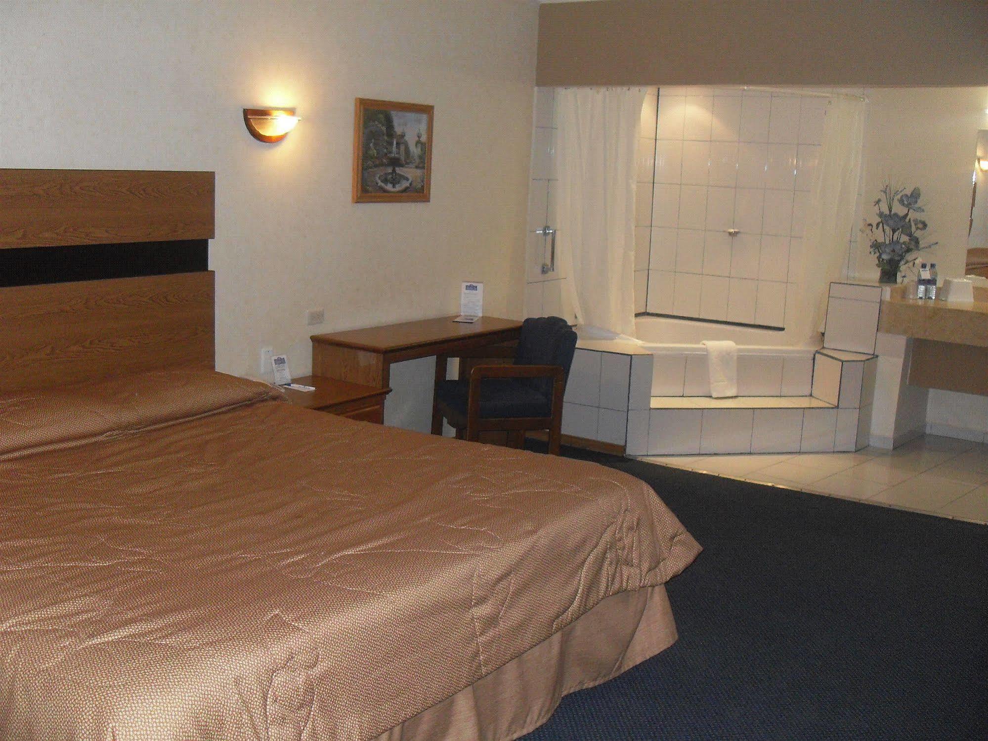 American Inn Hotel & Suites Parral Esterno foto