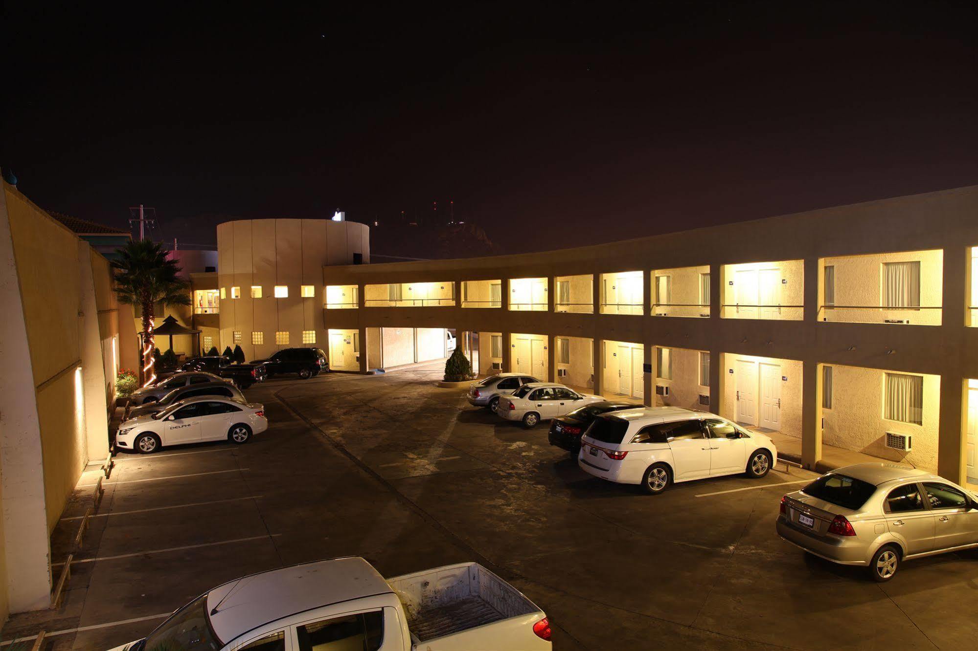 American Inn Hotel & Suites Parral Esterno foto